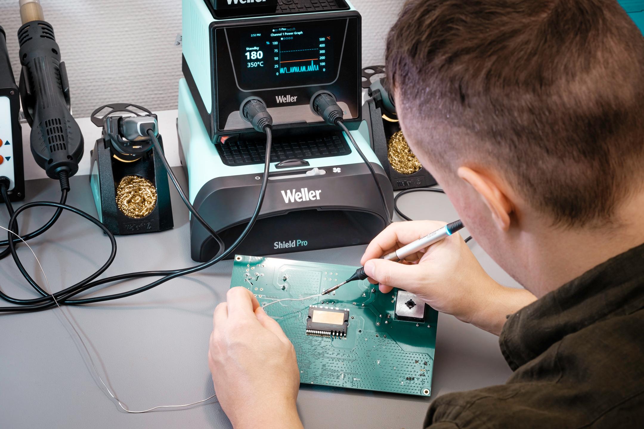 Ingenieur lötet eine Platine mit einer professionellen Weller Shield Pro Lötstation im Akrodyn-Labor in Zürich.