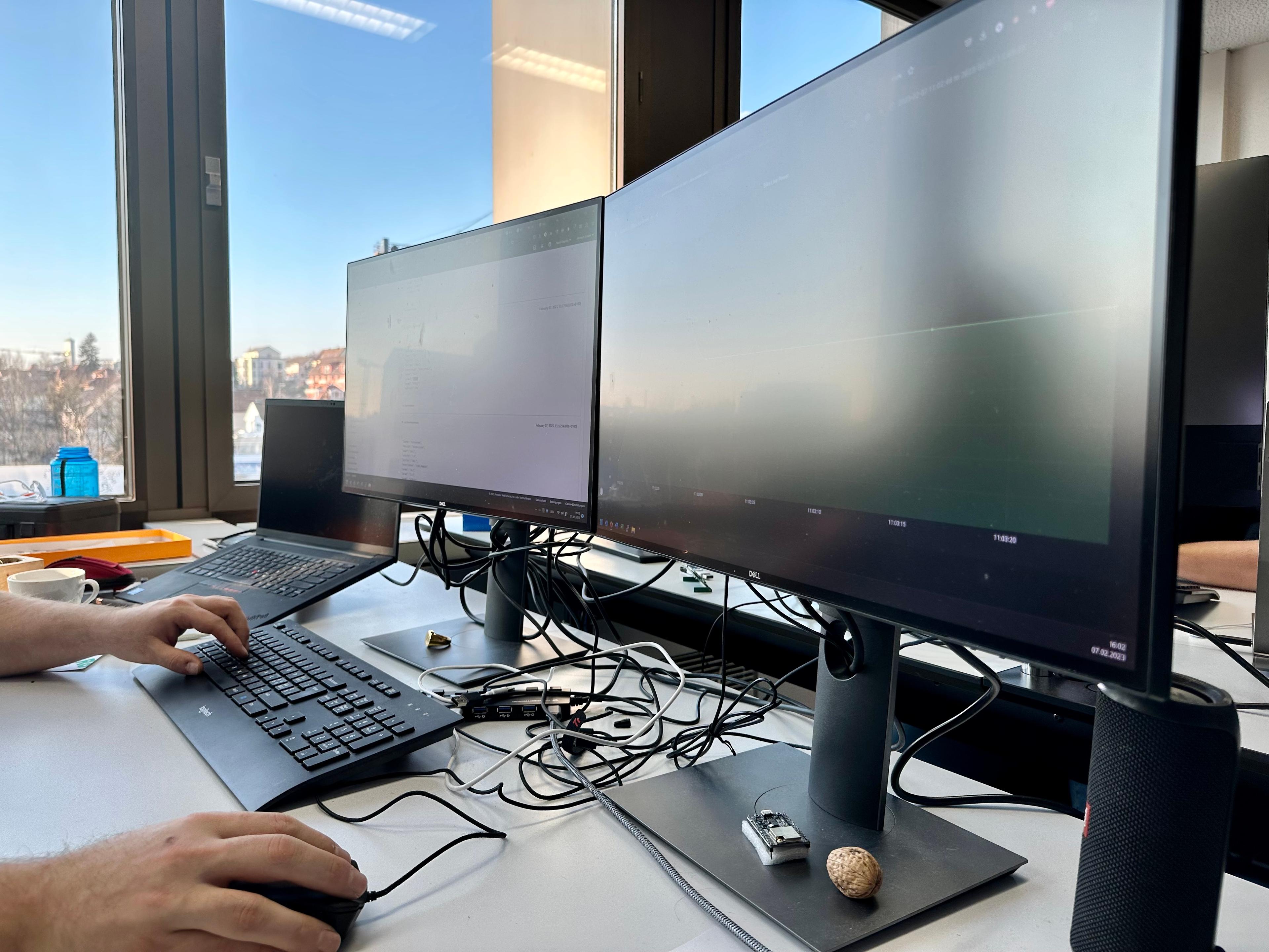 Engineering-Arbeitsplatz mit zwei Monitoren und Platine